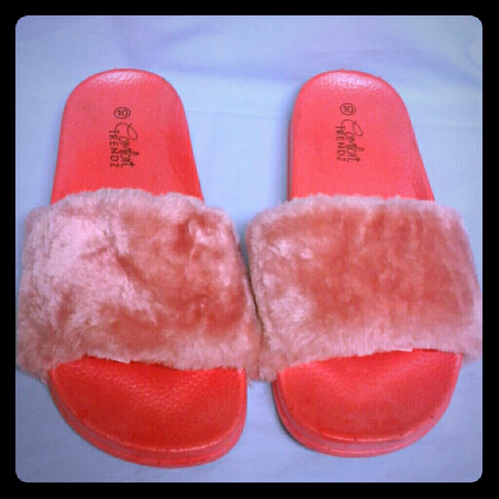 Women's slippers & flip flops